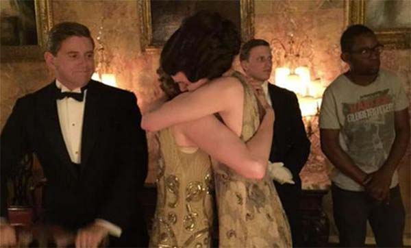elizabeth mcgovern hugs michelle dockery filming downton abbey