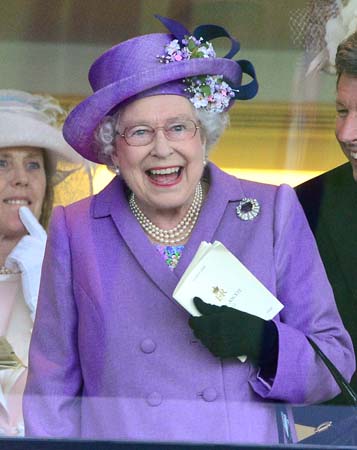 queen elizabeth purple outfit ladies day royal ascot 2013