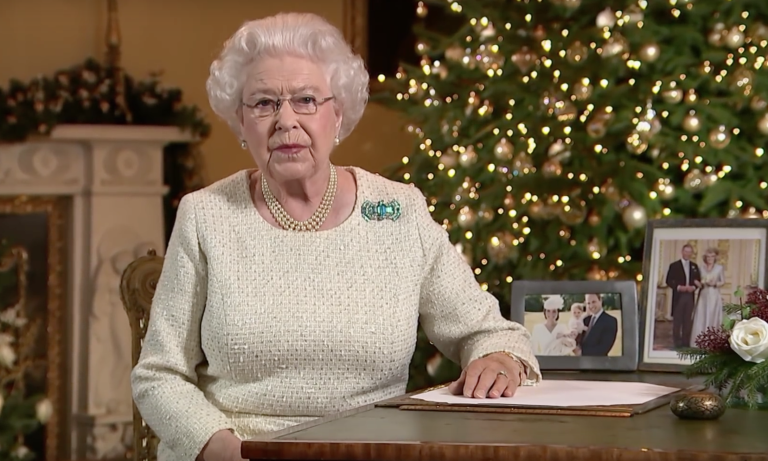 queen elizabeth buckingham palace christmas message 2015.