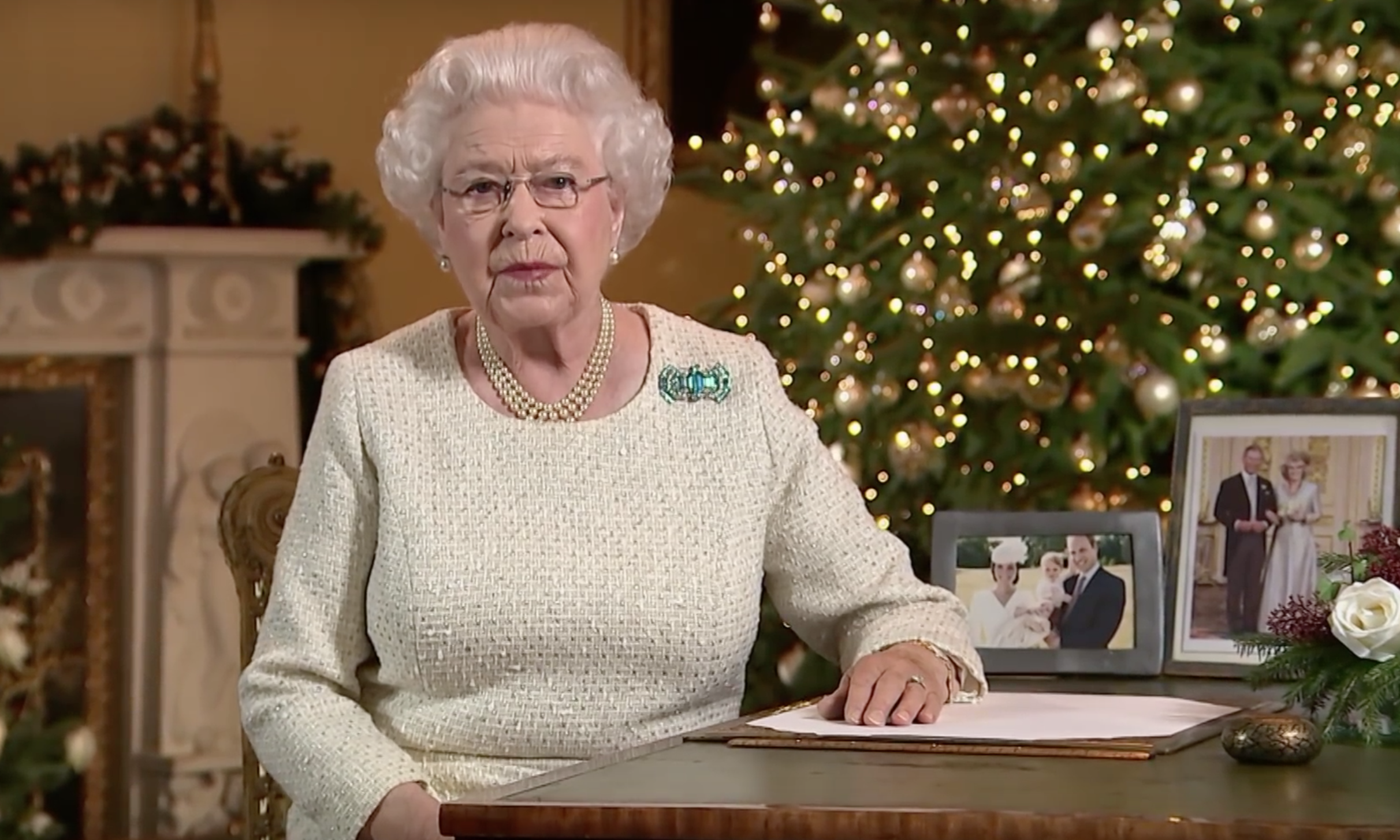 queen elizabeth buckingham palace christmas message 2015.