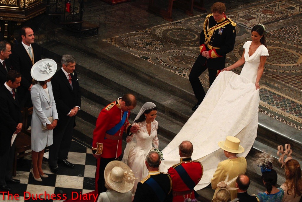 prince william bows kate middleton curtsies queen elizabeth westminster abbey royal wedding