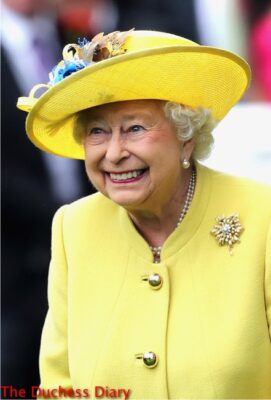 queen elizabeth beams parade ring royal ascot 2016
